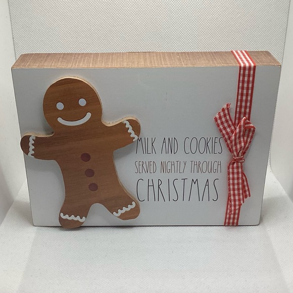 Gingerbread Man Christmas Card Holder – Wooden Display With 24 Clips, 16x6 Inches - View #2
